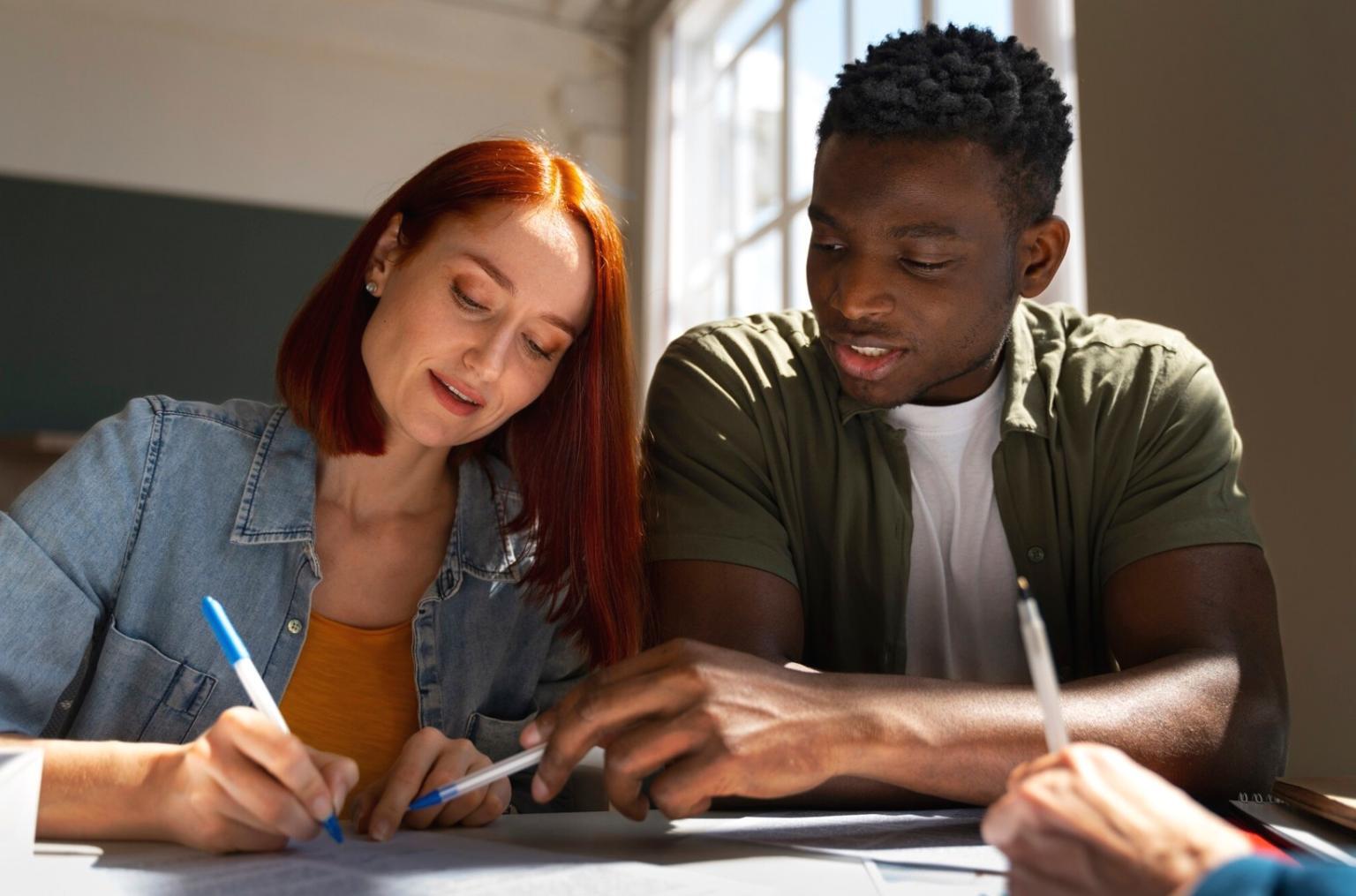Studierende bei der Analyse von Finanzberichten